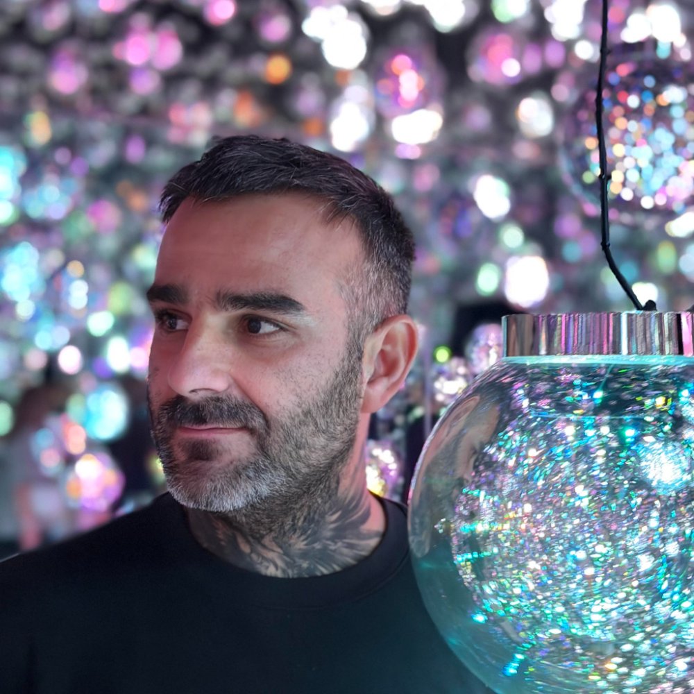 Portrait of Julien Jimenez, founder of LobbySignr